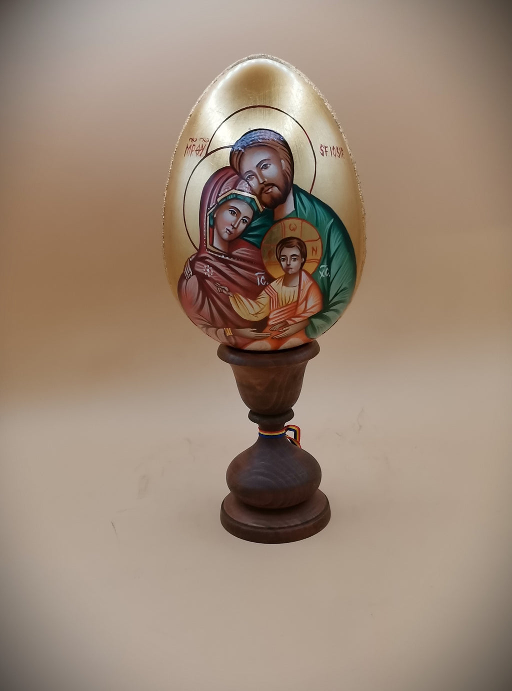 Icono Sagrado Huevo de Madera con Sagrada Familia – Pintado a Mano, altura 28 cm