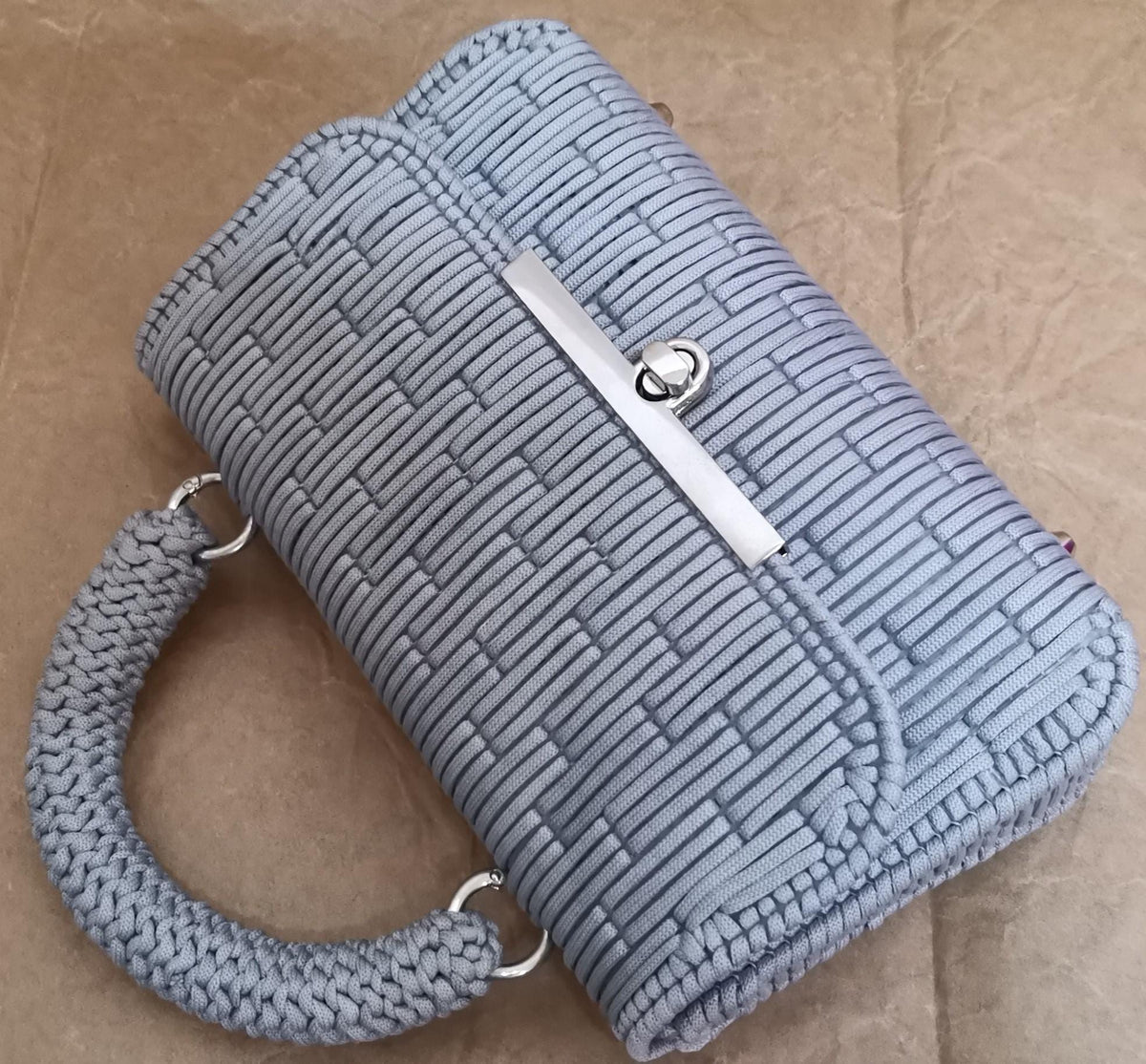 Borsa all'uncinetto fatta a mano – grigio perla