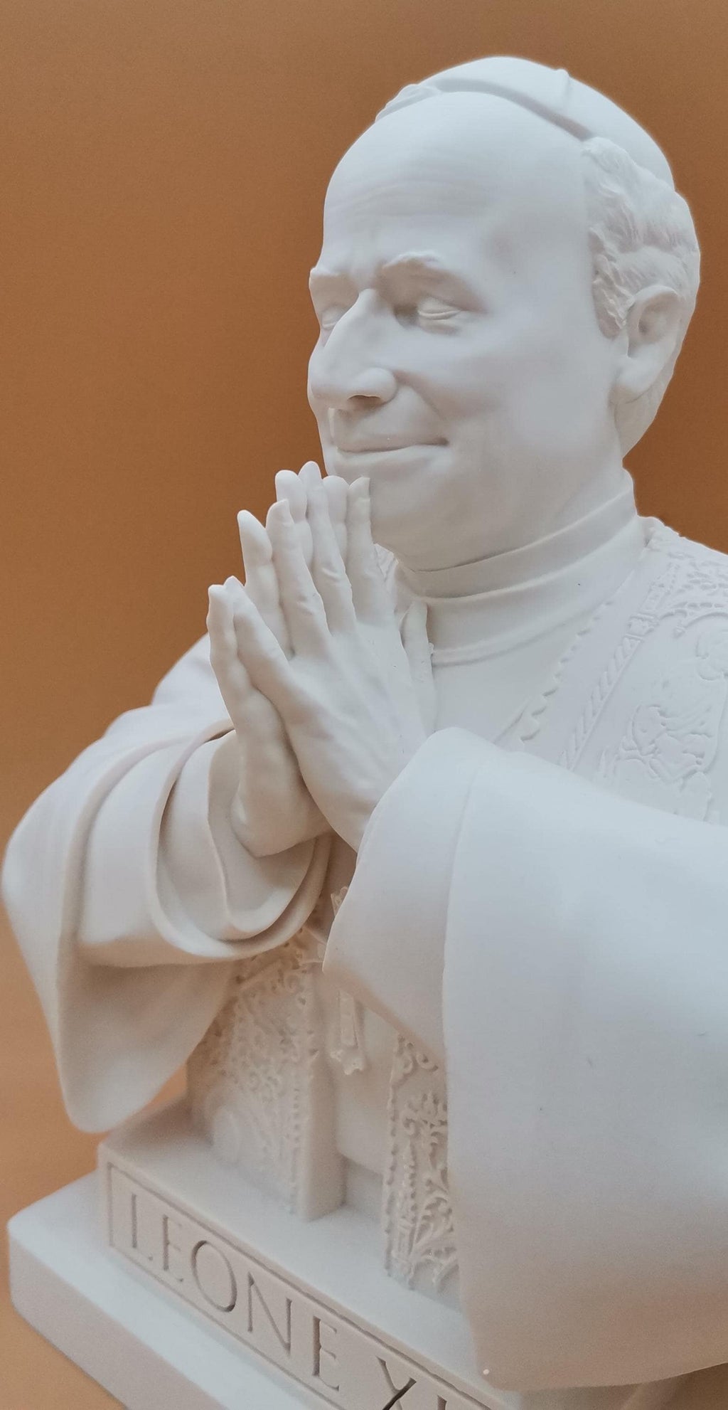 Busto Papa Leone XIV in Preghiera 20 cm – Statua in Resina