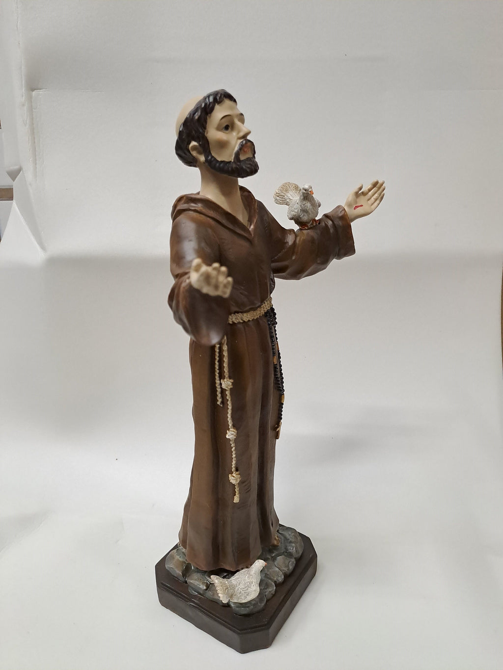 Statue de Saint François avec colombes en résine peinte à la main – 30 cm