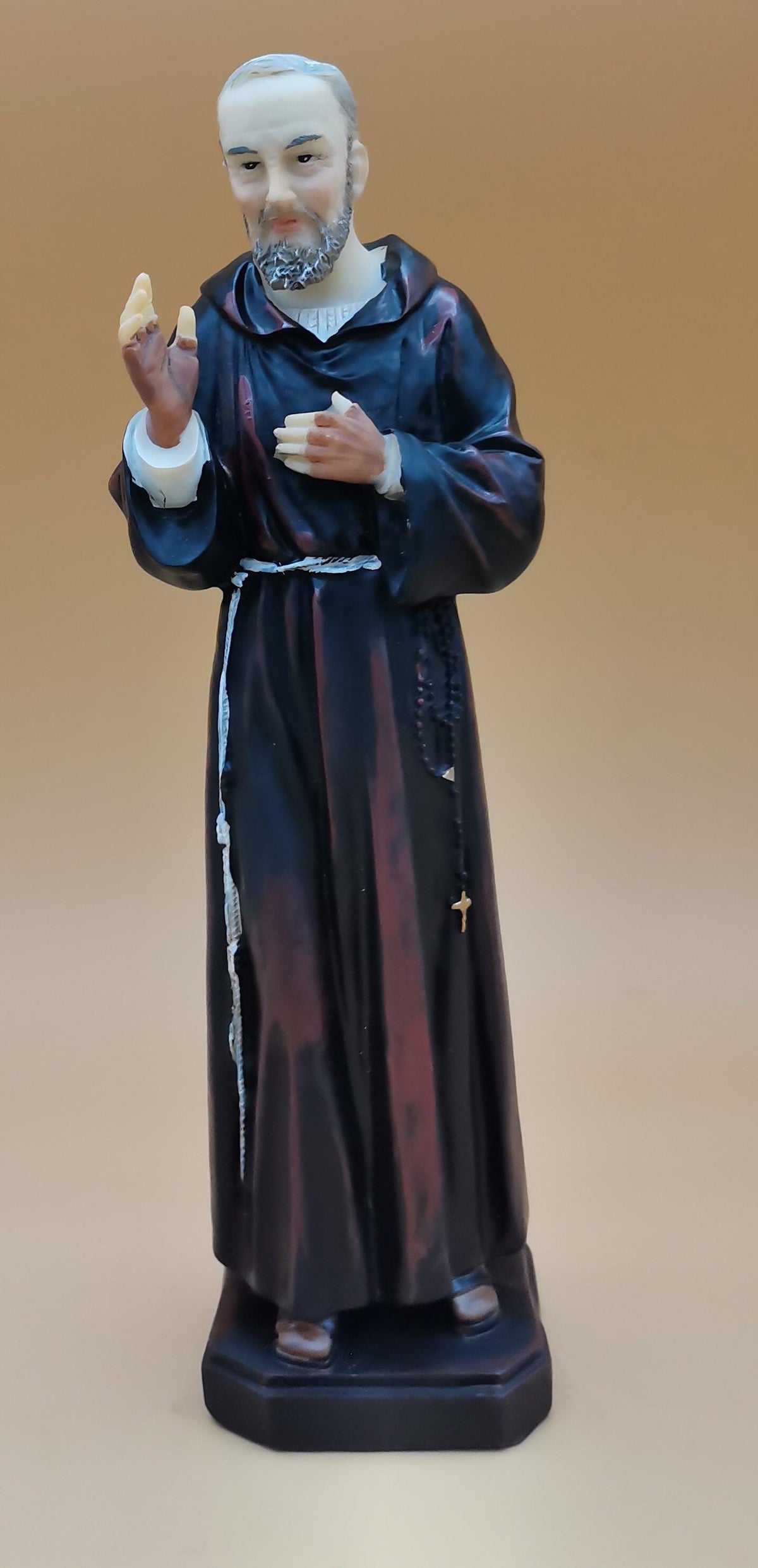 Padre-Pio-Statue aus handbemaltem Kunstharz