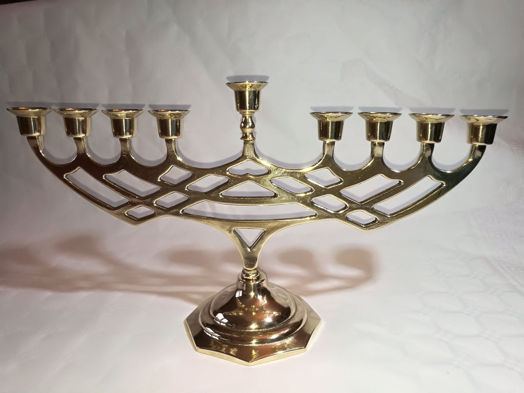 Chanukkiah in ottone lucido a nove bracci – 48 x 27 cm