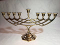 Chanukkiah in ottone lucido a nove bracci – 48 x 27 cm