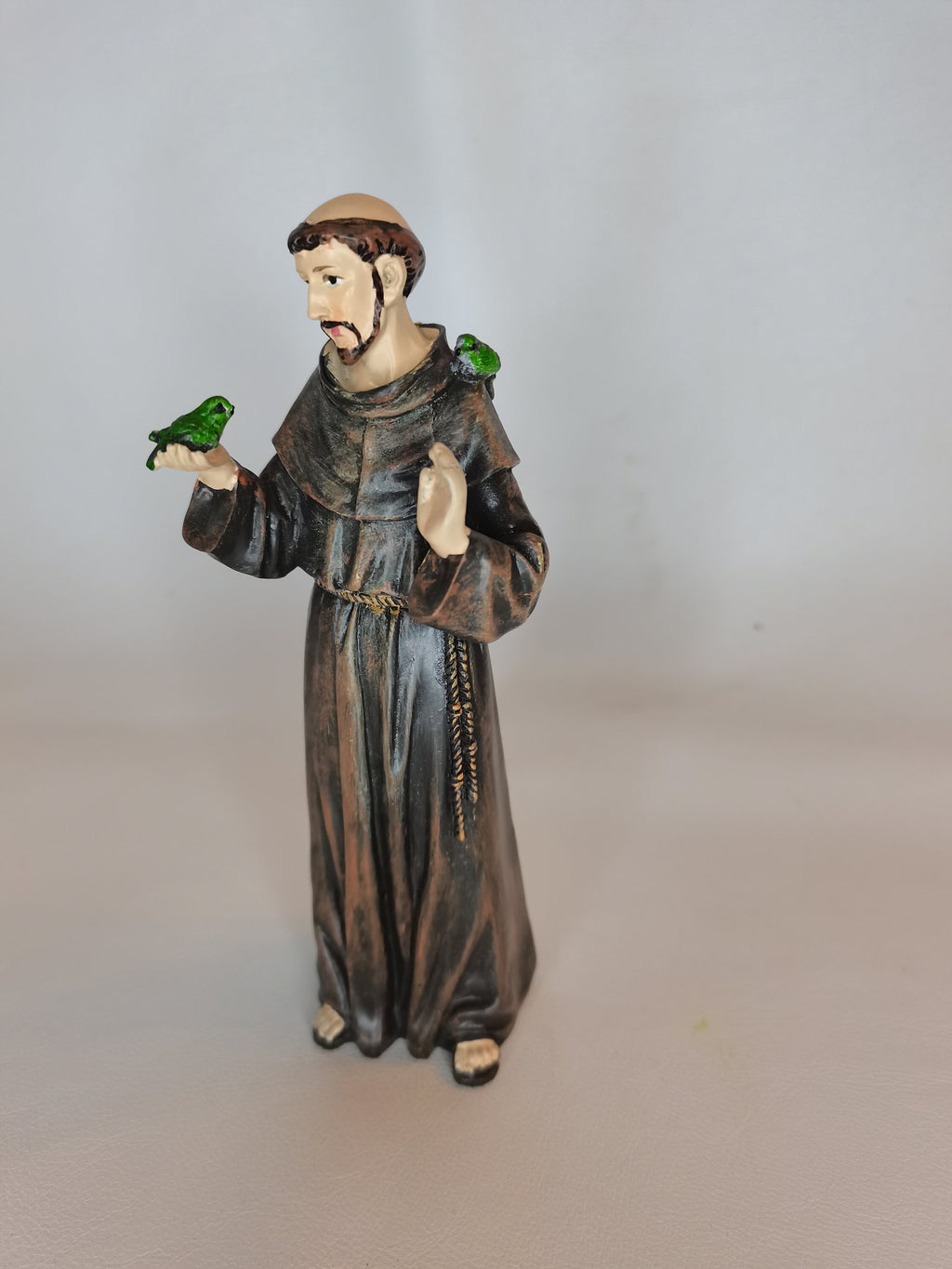 Statue des heiligen Franz von Assisi, der zu den Vögeln spricht, aus bemaltem Kunstharz