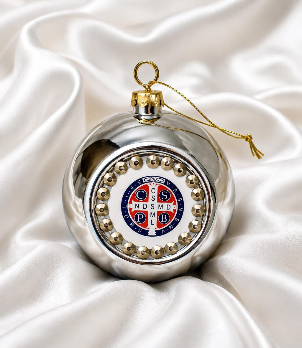 Boule de Noël argentée avec médaille de Saint Benoît