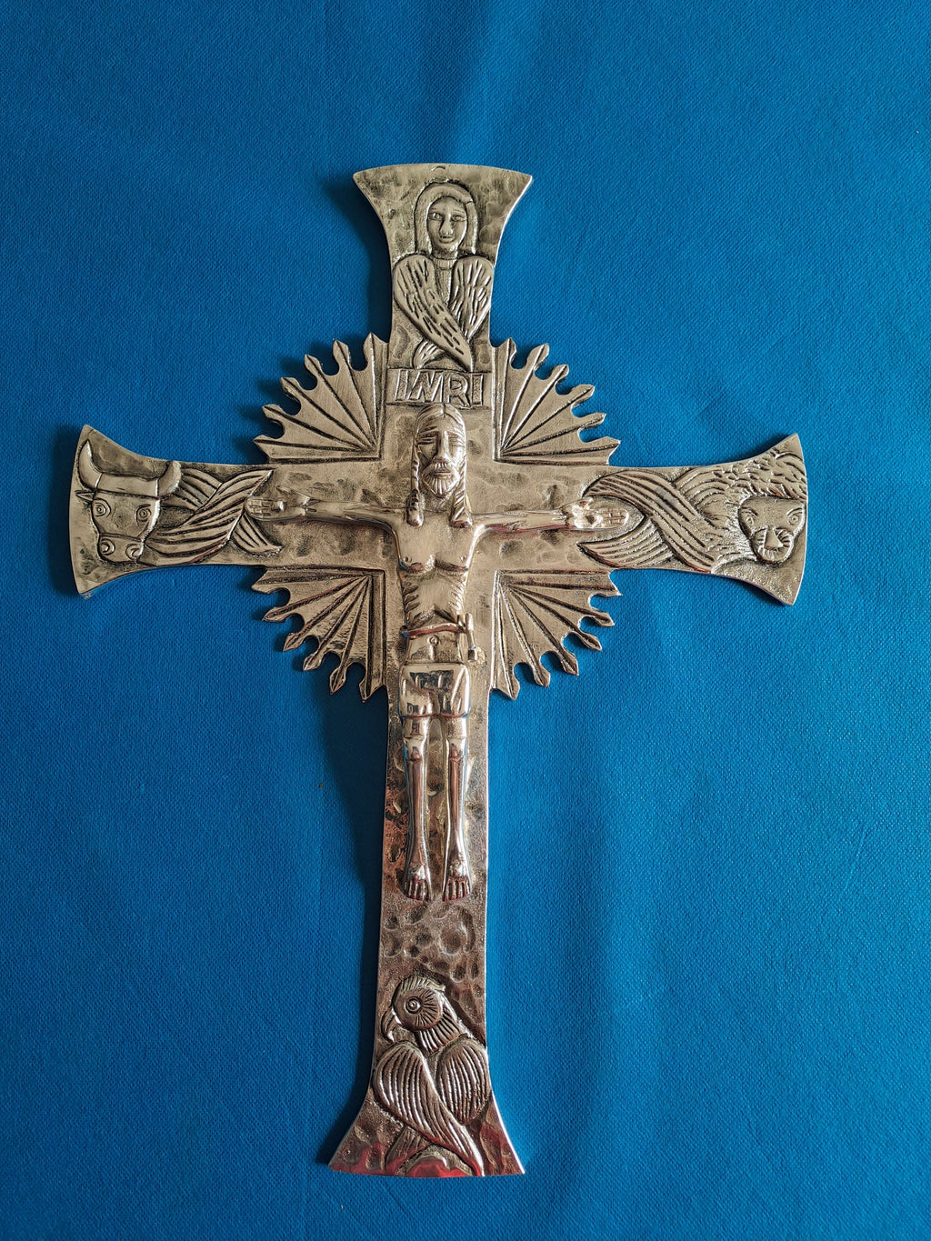 Cruz gloriosa neocatecumenal de pared en latón plateado – 45 x 34 cm