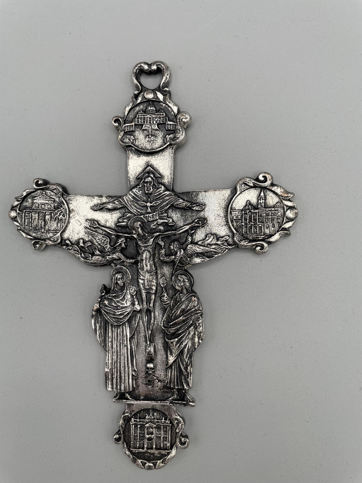 Crocifisso Jubileum Pacis con le quattro Basiliche di Roma – ottone argentato – 15 x 10 cm