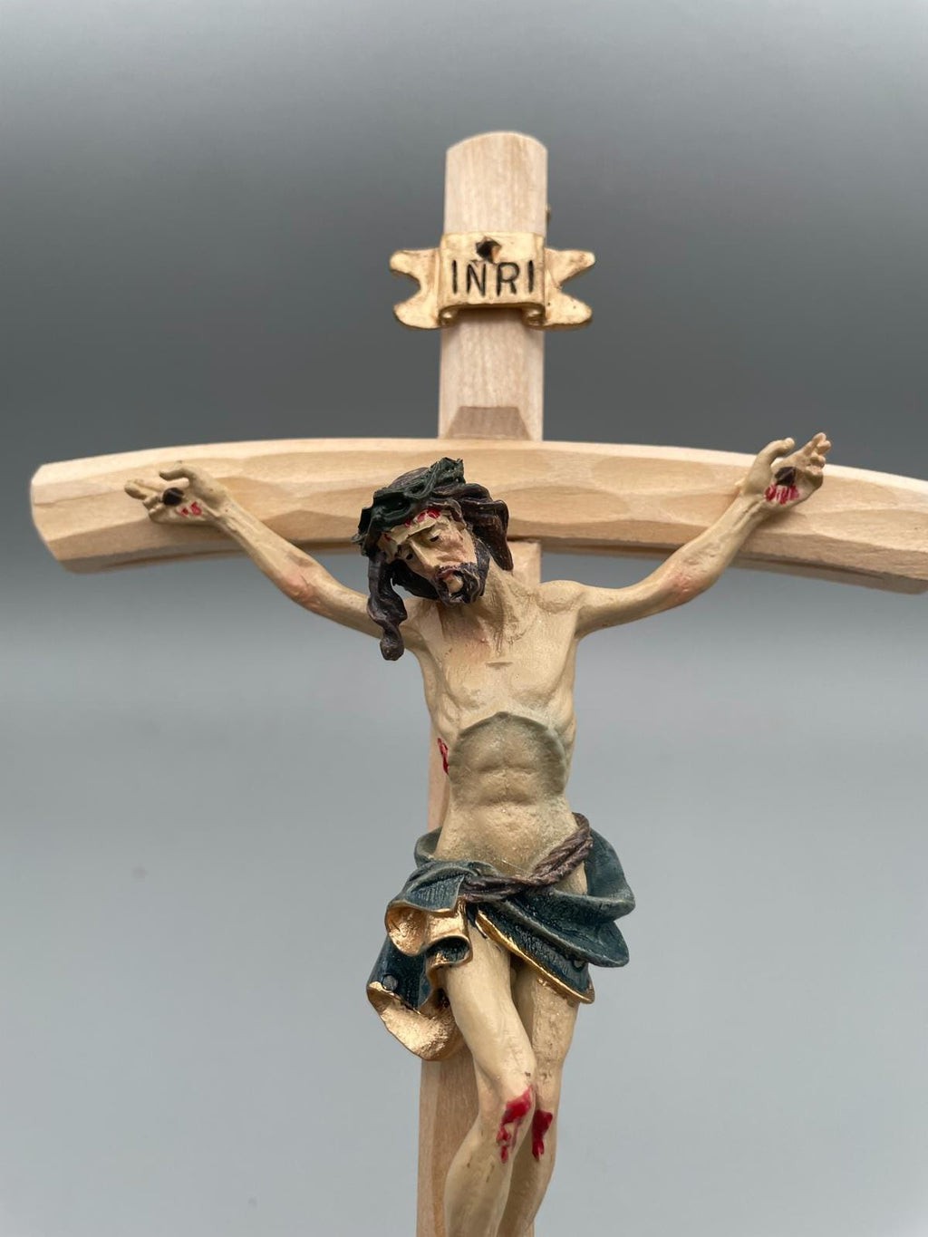 Crucifijo de Pared Artesanal de Madera con Figura de Jesús en Resina – Decoración Religiosa Cristiana