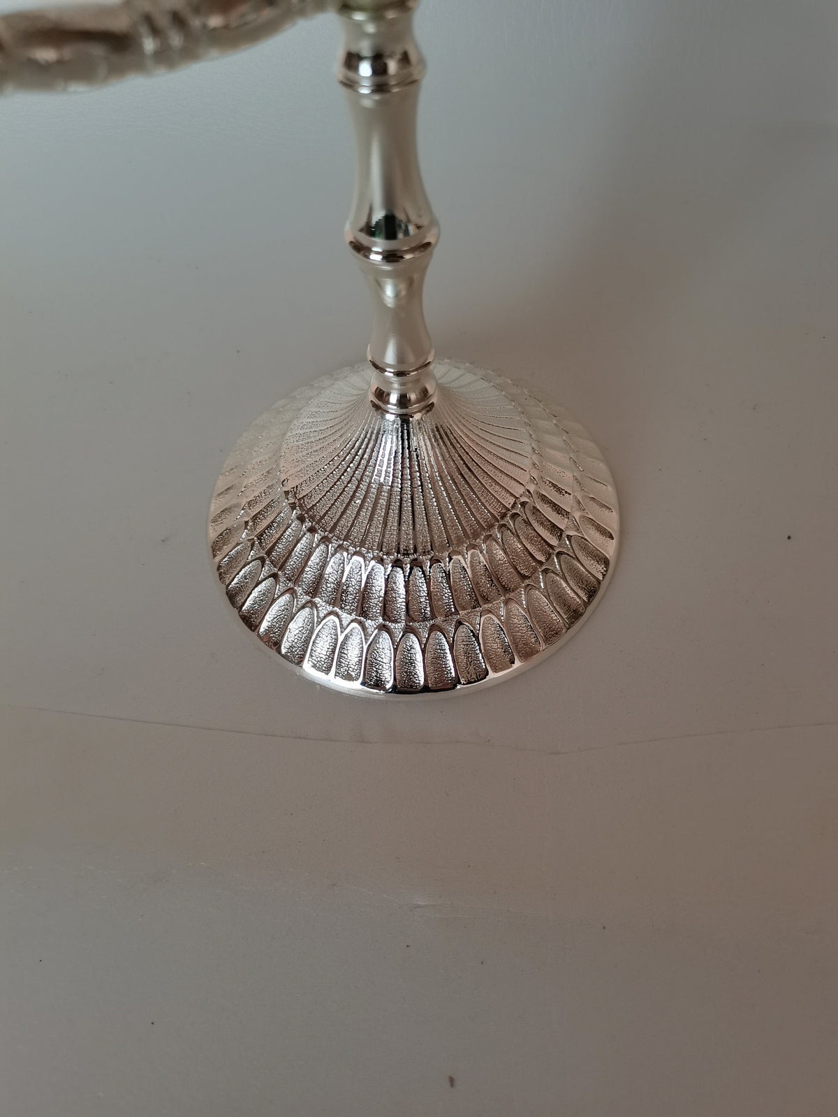 Menorah a sette bracci in ottone argentato lucido – 29 x 28 cm