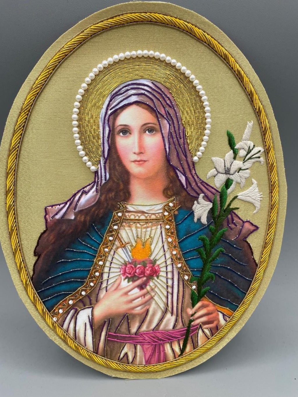 Icona quadro Sacro Ricamato – Madonna con Cuore Immacolato e Giglio