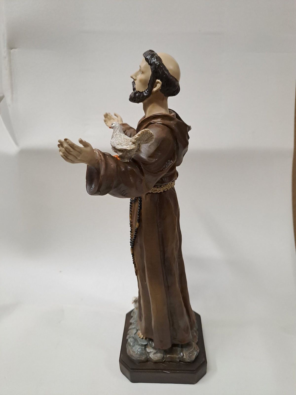 Statue de Saint François avec colombes en résine peinte à la main – 30 cm
