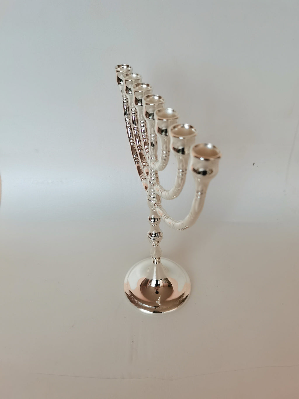 Menorah a sette bracci in ottone argentato – 24 x 19 cm