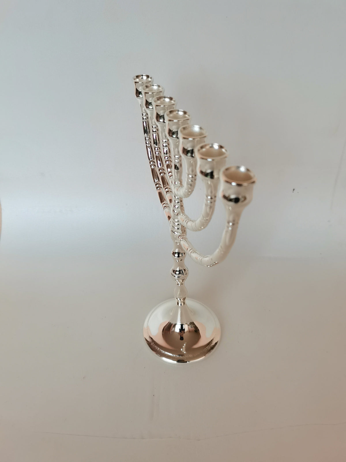 Menorah a sette bracci in ottone argentato – 24 x 19 cm