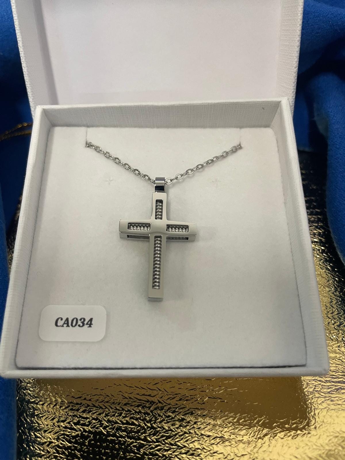 Collana con croce in acciaio inox e catenina