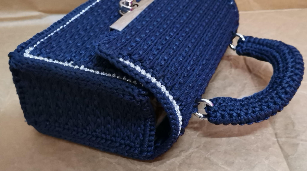 Borsa artigianale blu scuro con dettagli argento