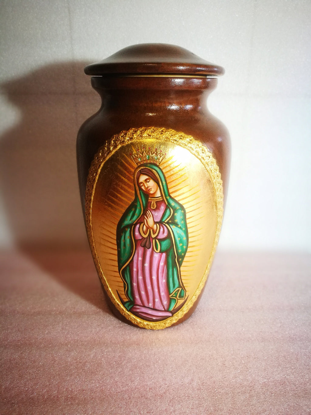 Vase Icône Vierge de Guadalupe en bois – Peint à la main, h 26 cm