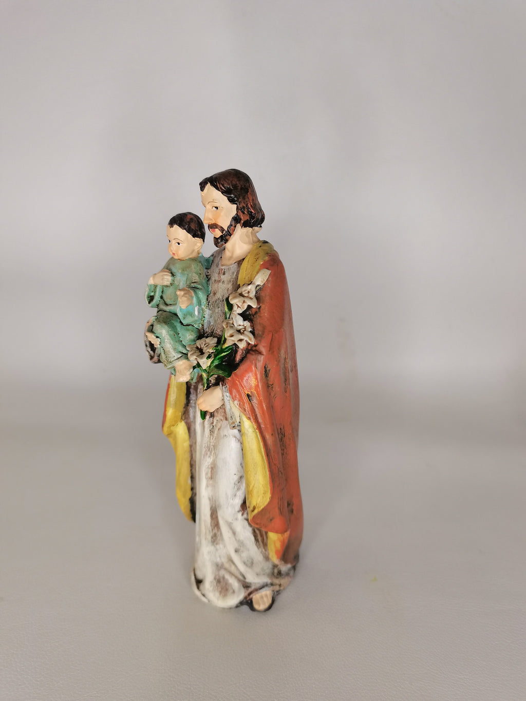 Statue Heiliger Josef mit Jesuskind und Lilie aus bemaltem Kunstharz – 15 cm