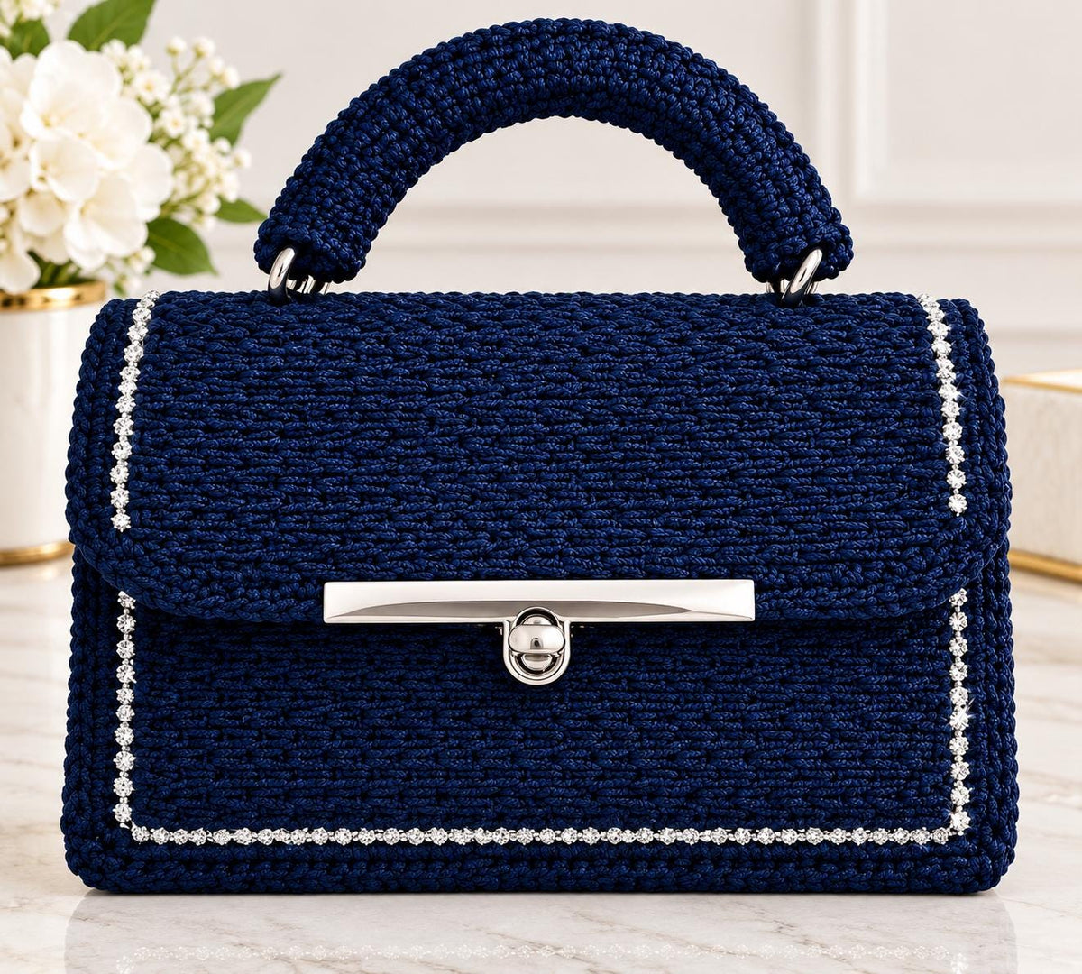 Borsa artigianale blu scuro con dettagli argento