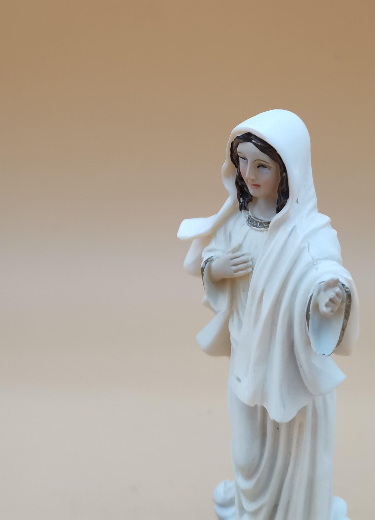 Madonna von Medjugorje Statue aus Kunstharz – 12,5 cm