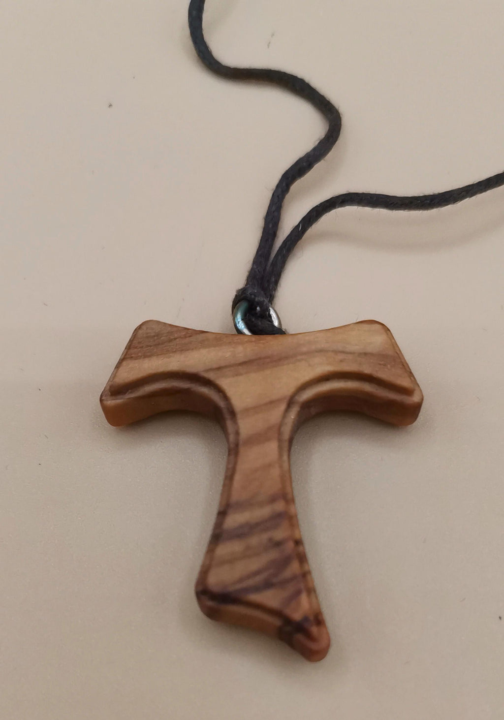 Tau franciscain en bois d'olivier avec cordon marron – 4x3 cm