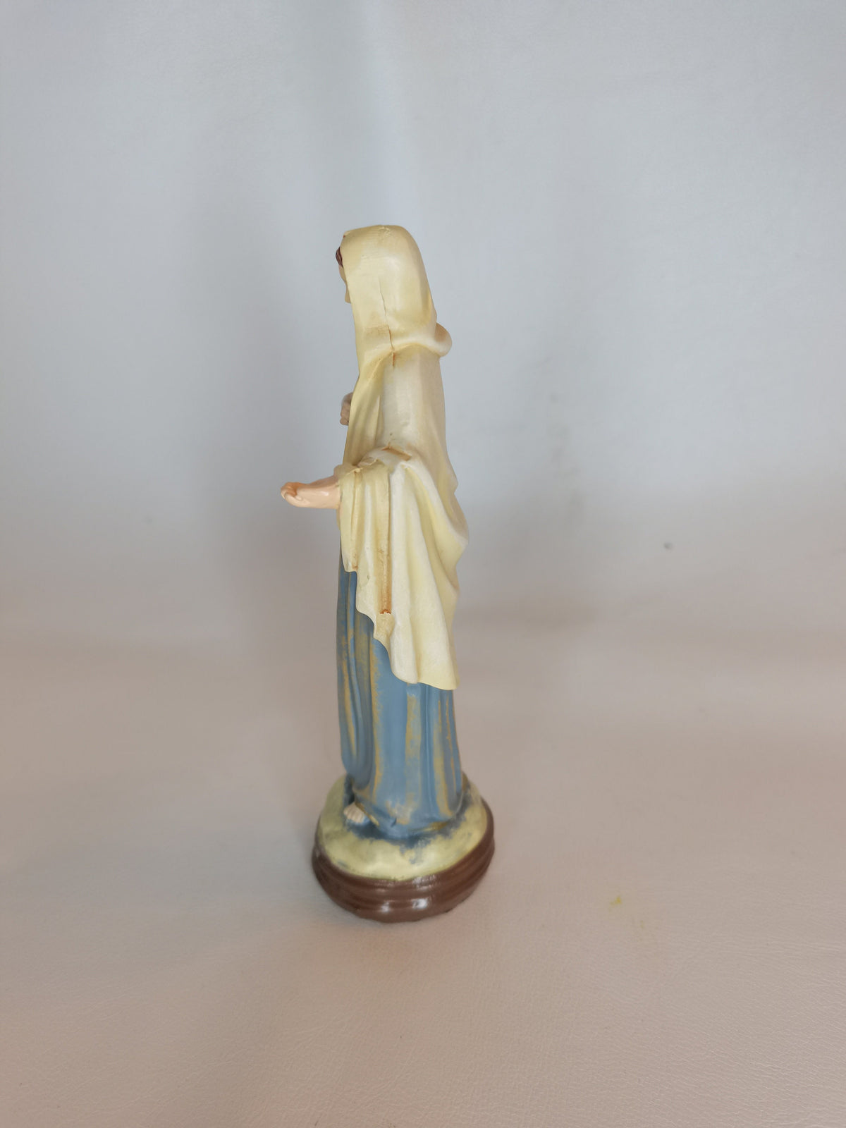 Statue de la Vierge de Medjugorje en résine peinte à la main – 15 cm
