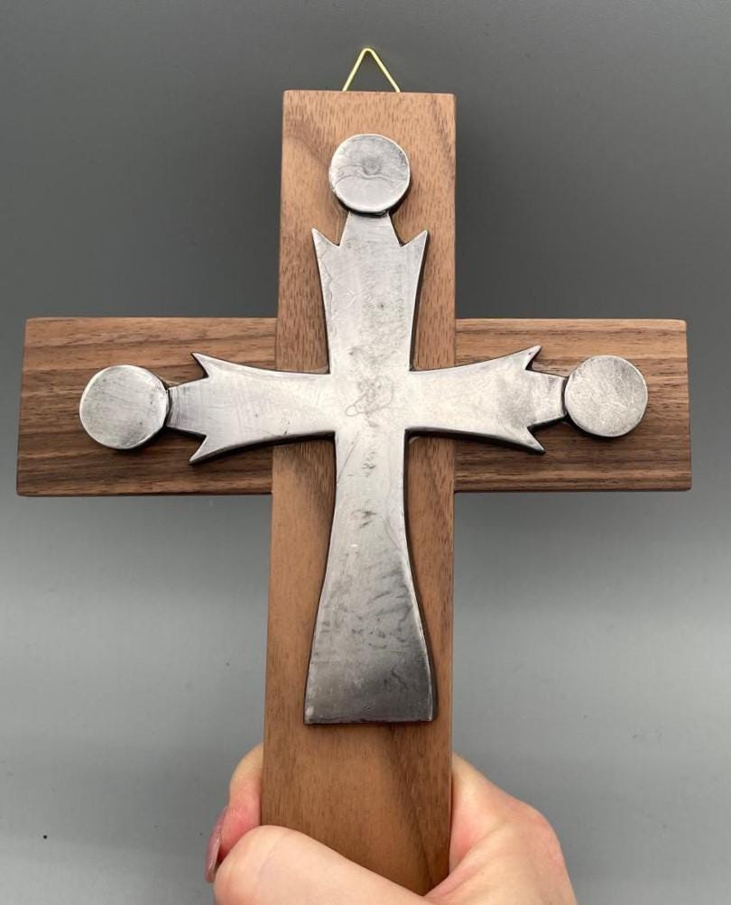 Crocifisso da parete in legno naturale con dettagli in ottone