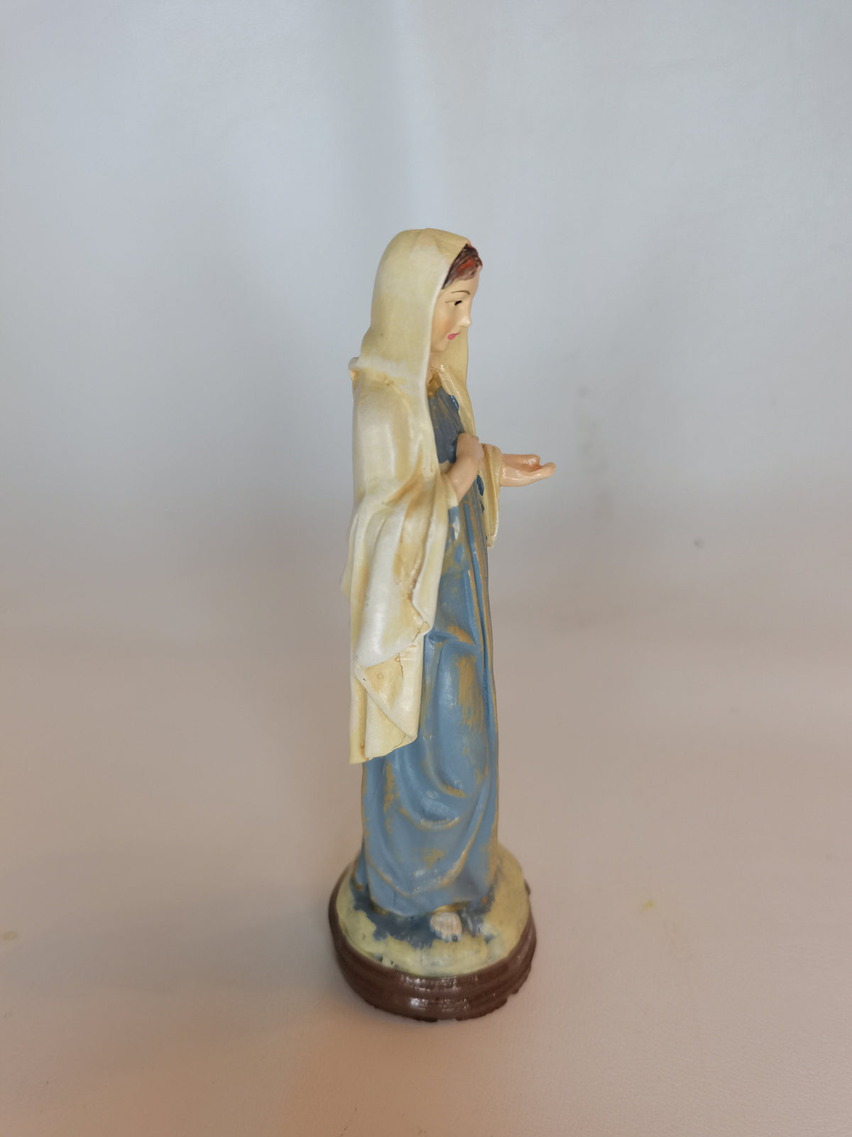 Statue de la Vierge de Medjugorje en résine peinte à la main – 15 cm