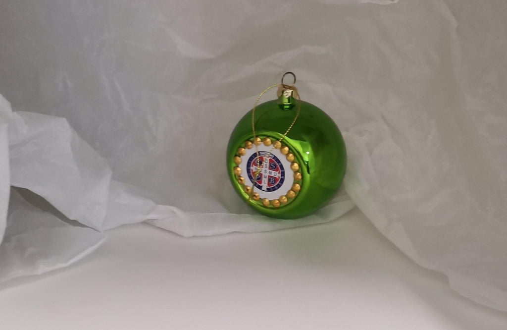 Pallina di Natale Verde con Medaglia di San Benedetto