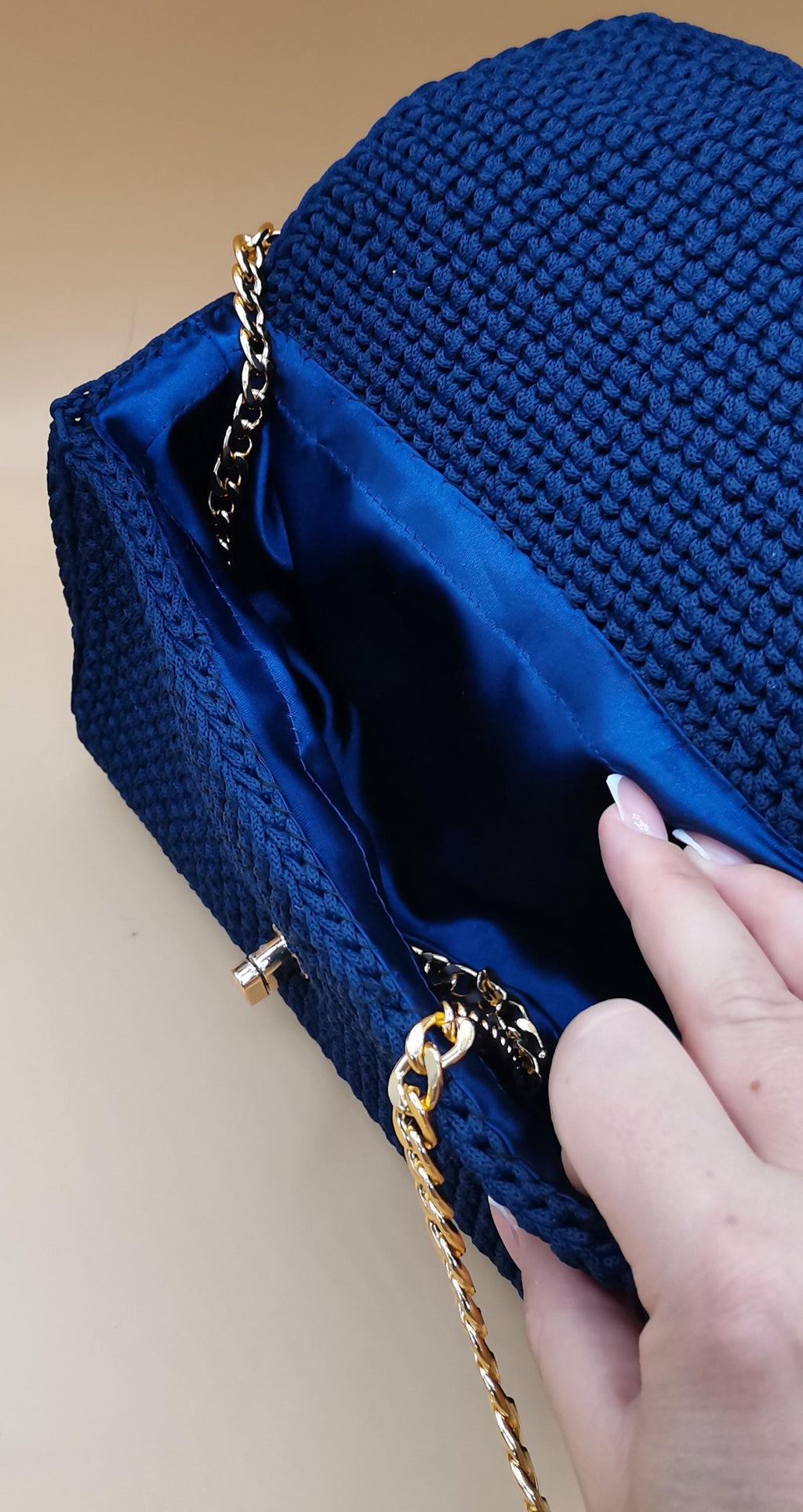 Borsa all'uncinetto blu con tracolla a maglie dorata
