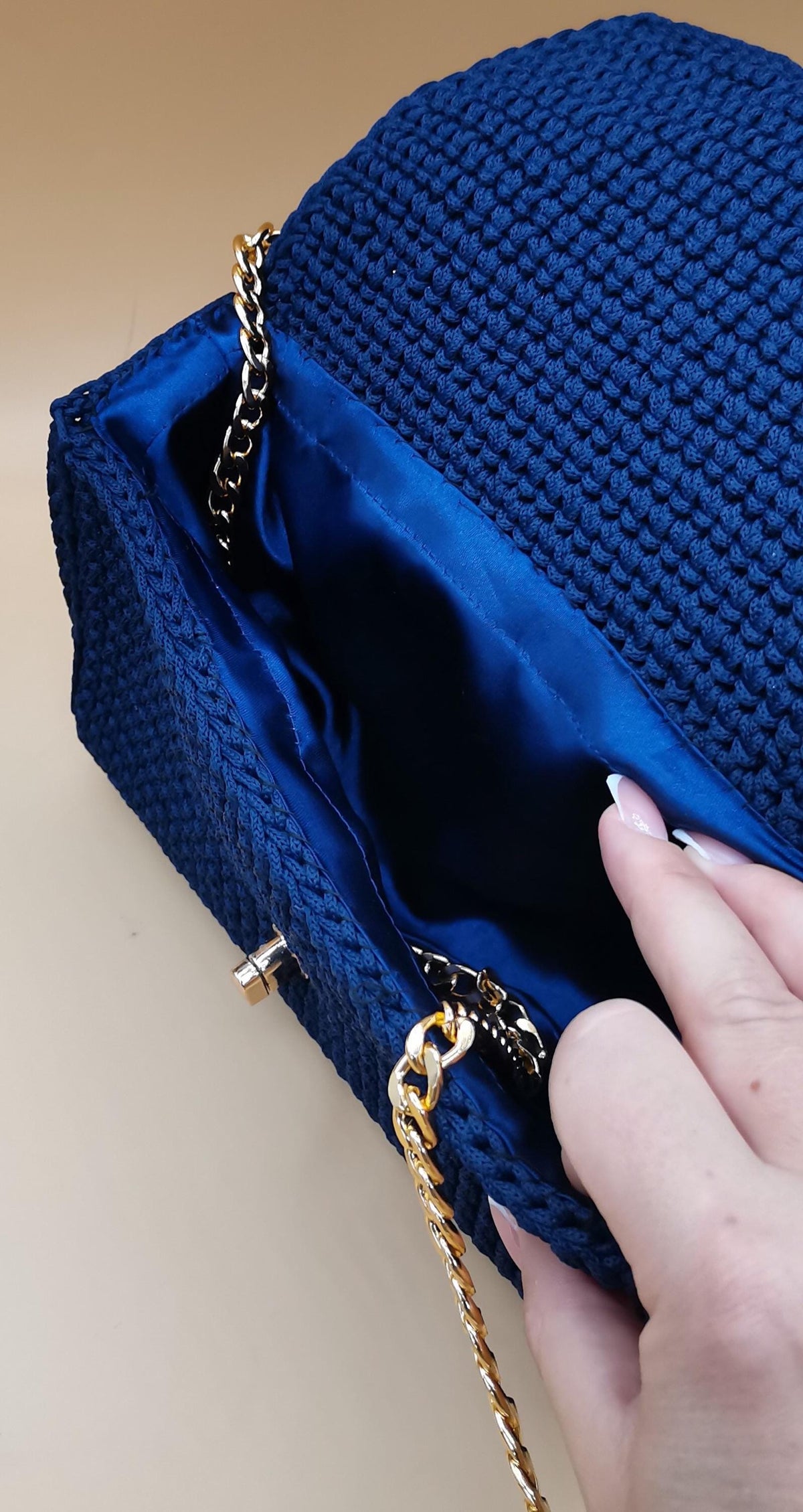Borsa all'uncinetto blu con tracolla a maglie dorata
