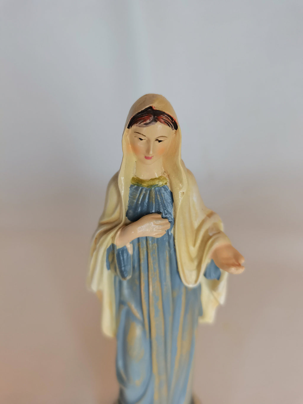 Statue de la Vierge de Medjugorje en résine peinte à la main – 15 cm