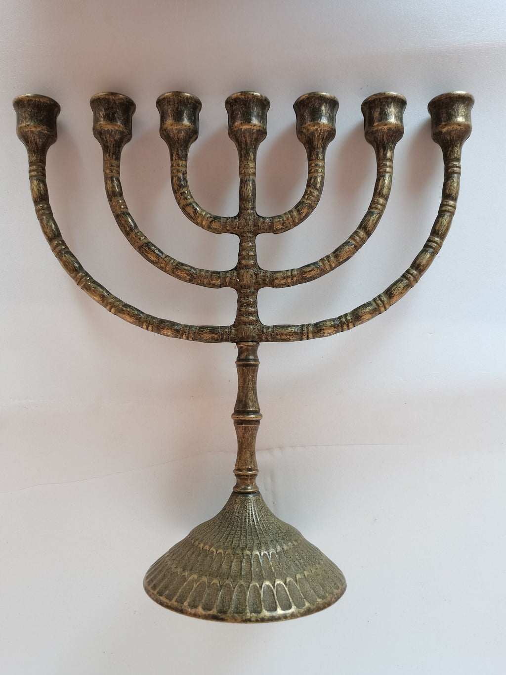 Menorah a sette bracci in ottone brunito – 29 x 28 cm