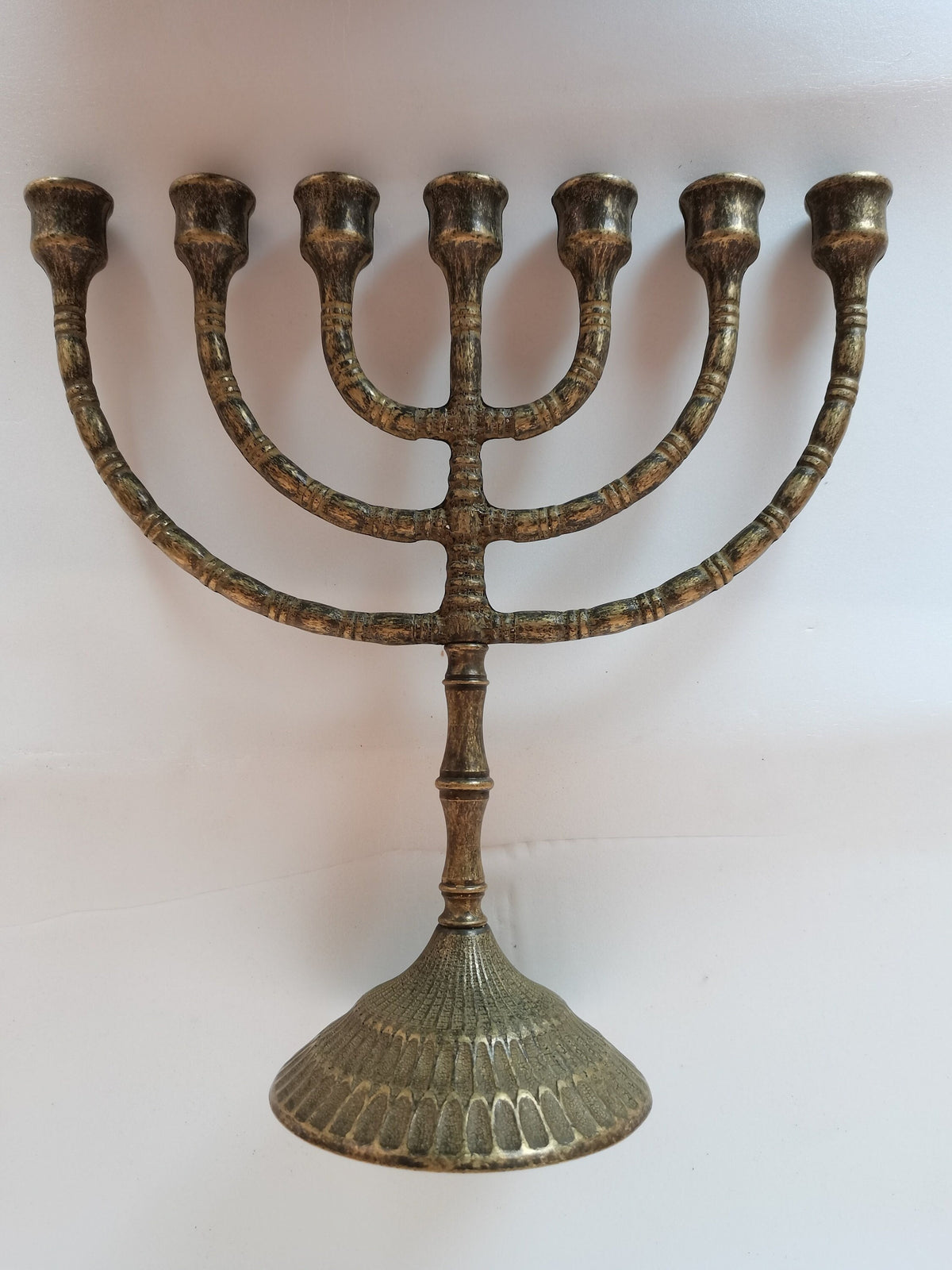 Menorah a sette bracci in ottone brunito – 29 x 28 cm