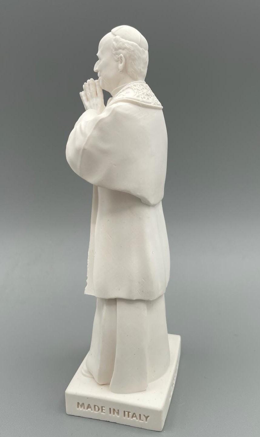 Statue du Pape Léon XIV en prière – Mini sculpture blanche, 10 cm