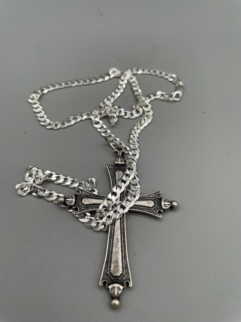 Collana con crocifisso replica Papa Leone, finiture argentate e brunite