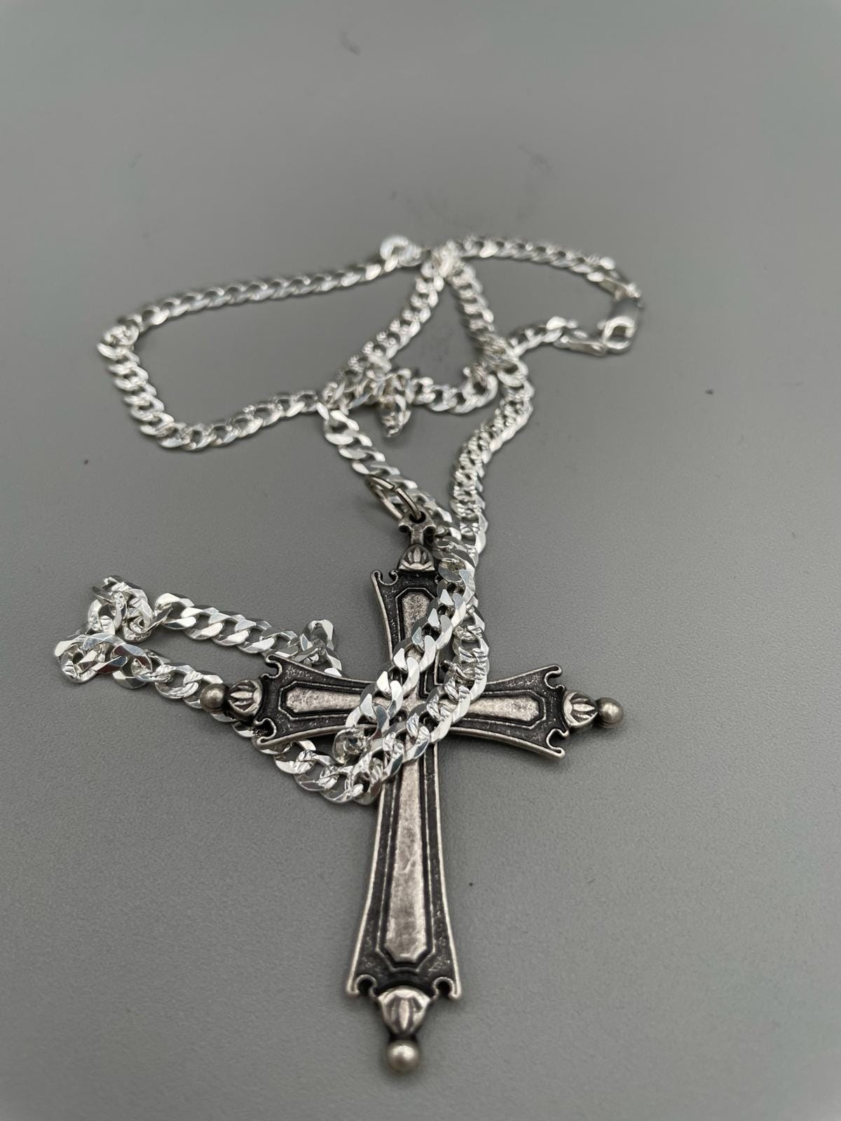 Collana con crocifisso replica Papa Leone, finiture argentate e brunite