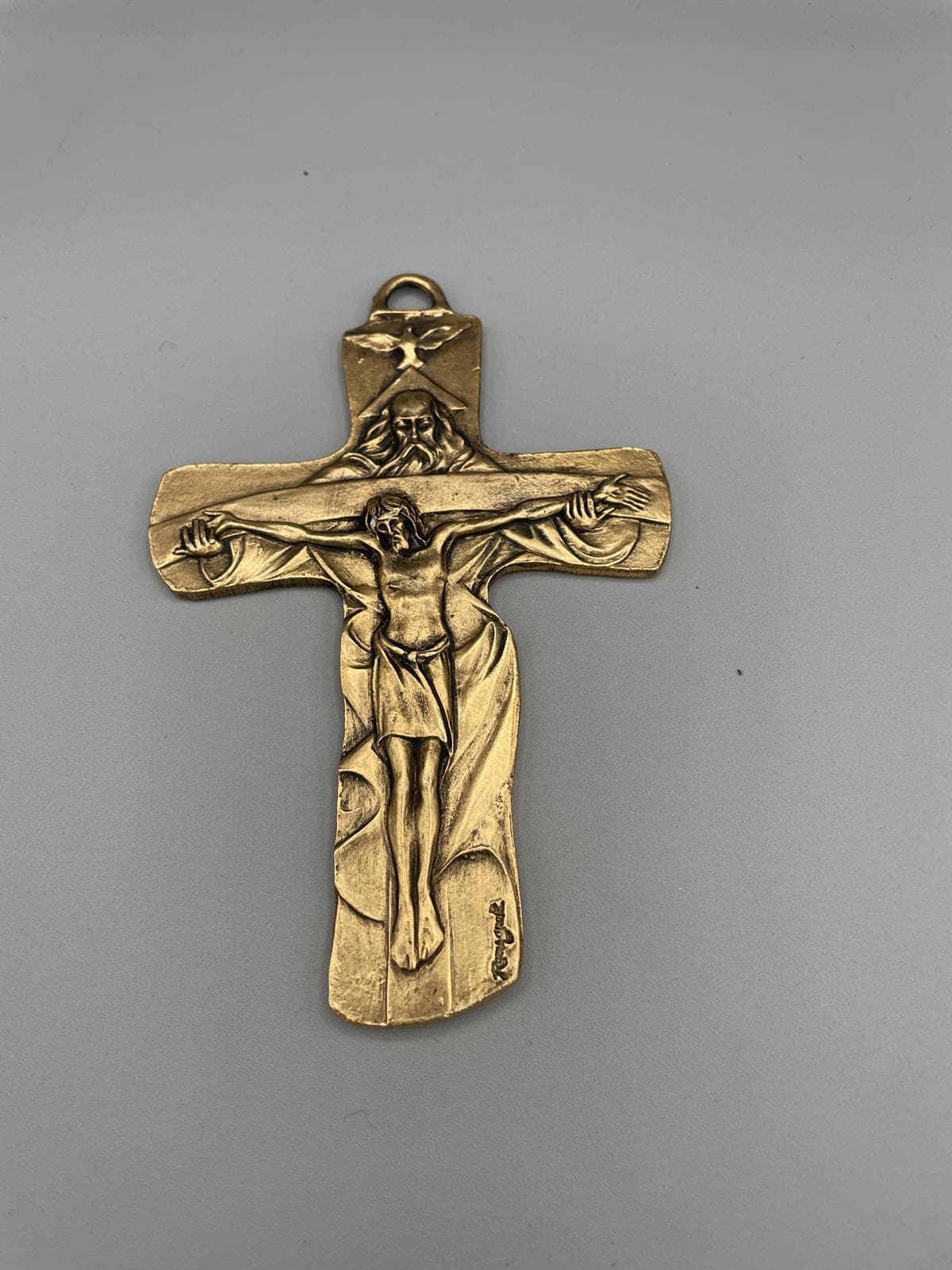 Crocifisso Santissima Trinità da muro in ottone dorato – 14 x 9 cm