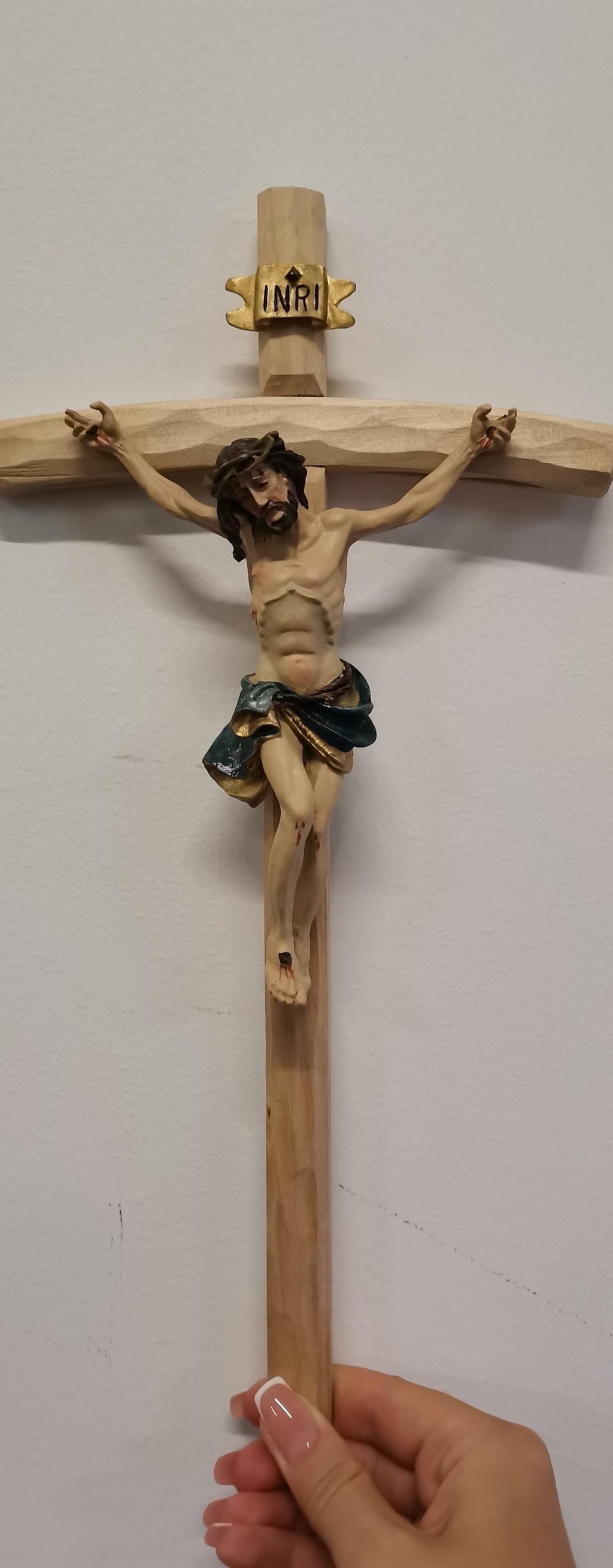 Crocifisso da Parete Artigianale in Legno con Figura di Gesù in Resina
