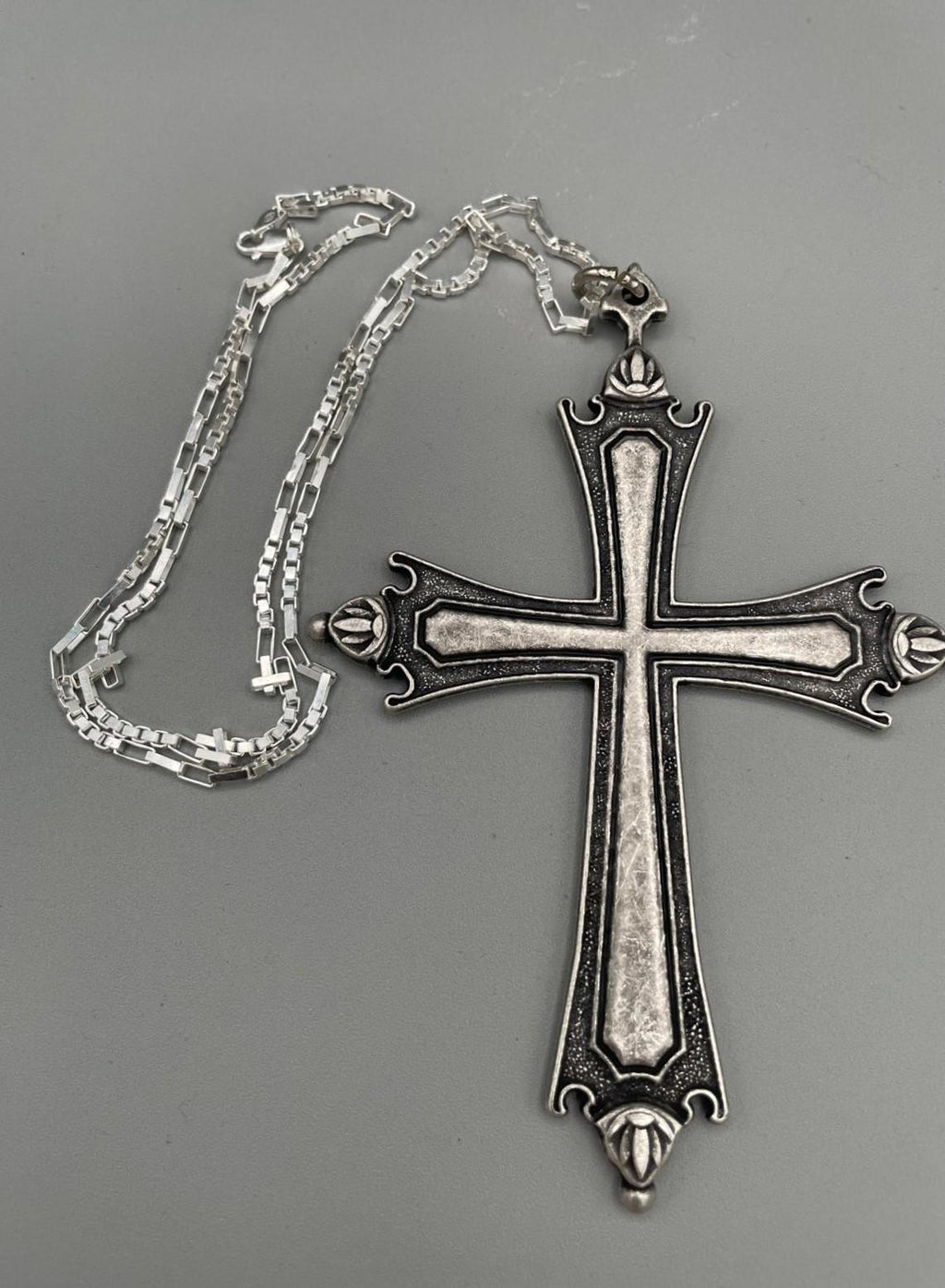 Collana con crocifisso replica Papa Leone, finiture argentate e brunite
