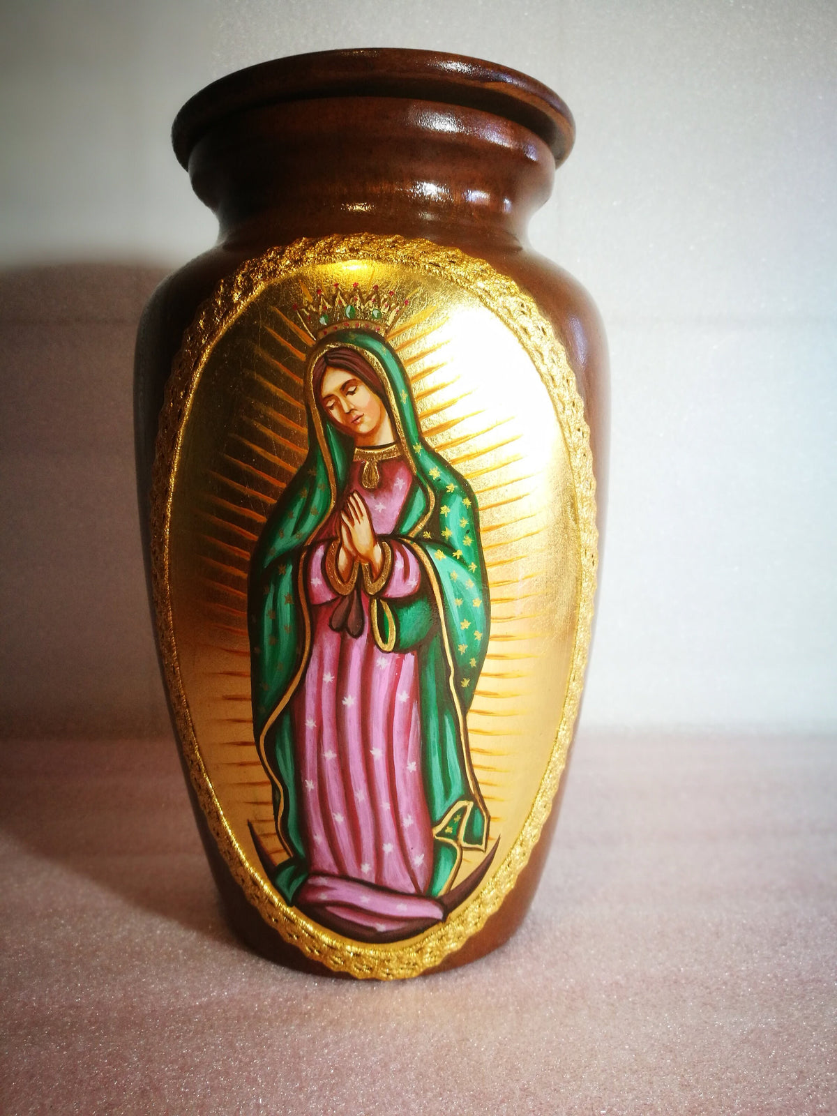 Vase Icône Vierge de Guadalupe en bois – Peint à la main, h 26 cm