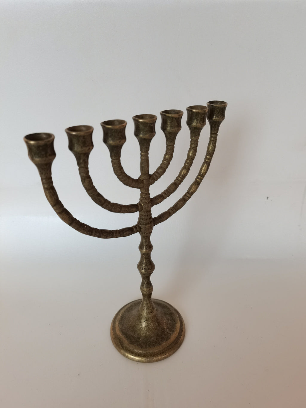 Menorah a sette bracci in ottone brunito – 24 x 19 cm