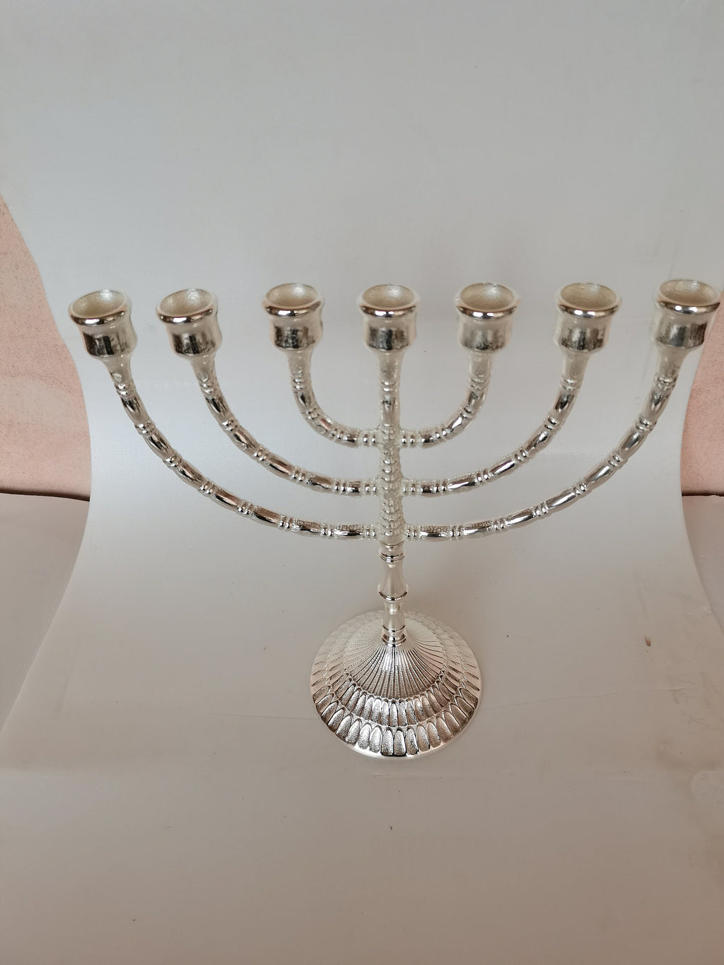 Menorah a sette bracci in ottone argentato lucido – 29 x 28 cm