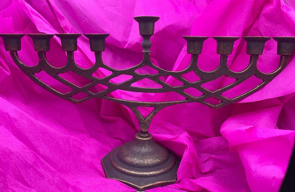 Chanukkiah in ottone brunito a nove bracci – 48 x 27 cm