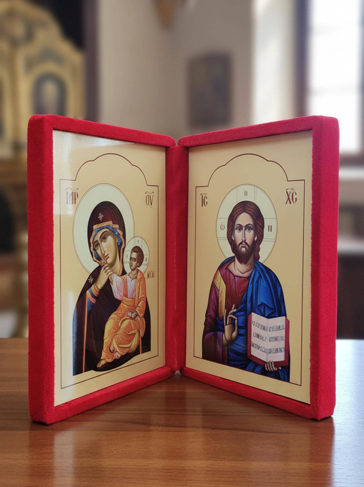 Dittico apribile Cristo Pantocratore e Madonna della Tenerezza in velluto rosso – 40 x 27 cm