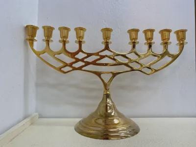 Chanukkiah in ottone lucido a nove bracci – 48 x 27 cm