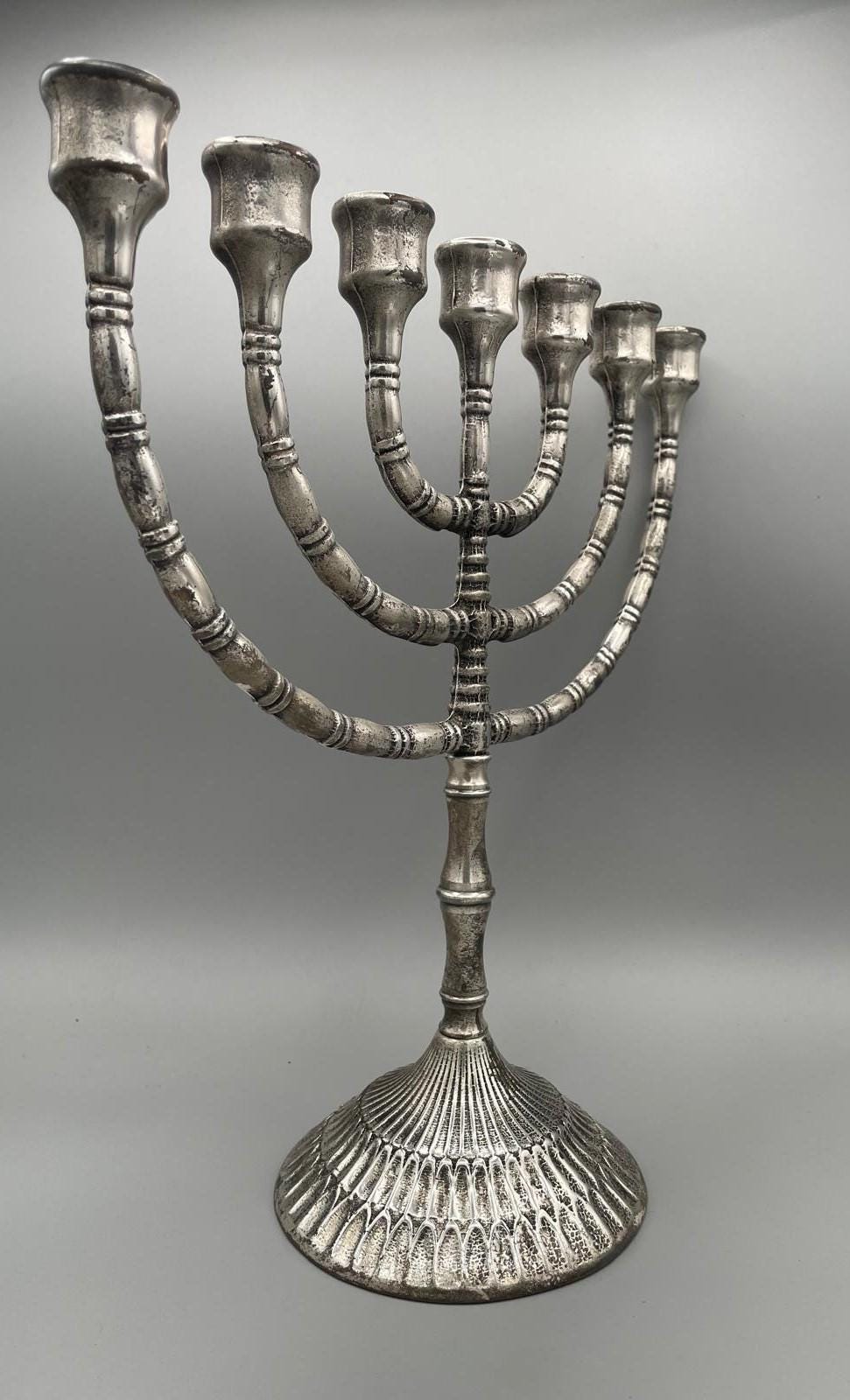 Menorah a sette bracci in ottone argentato anticato – 32 x 28 cm