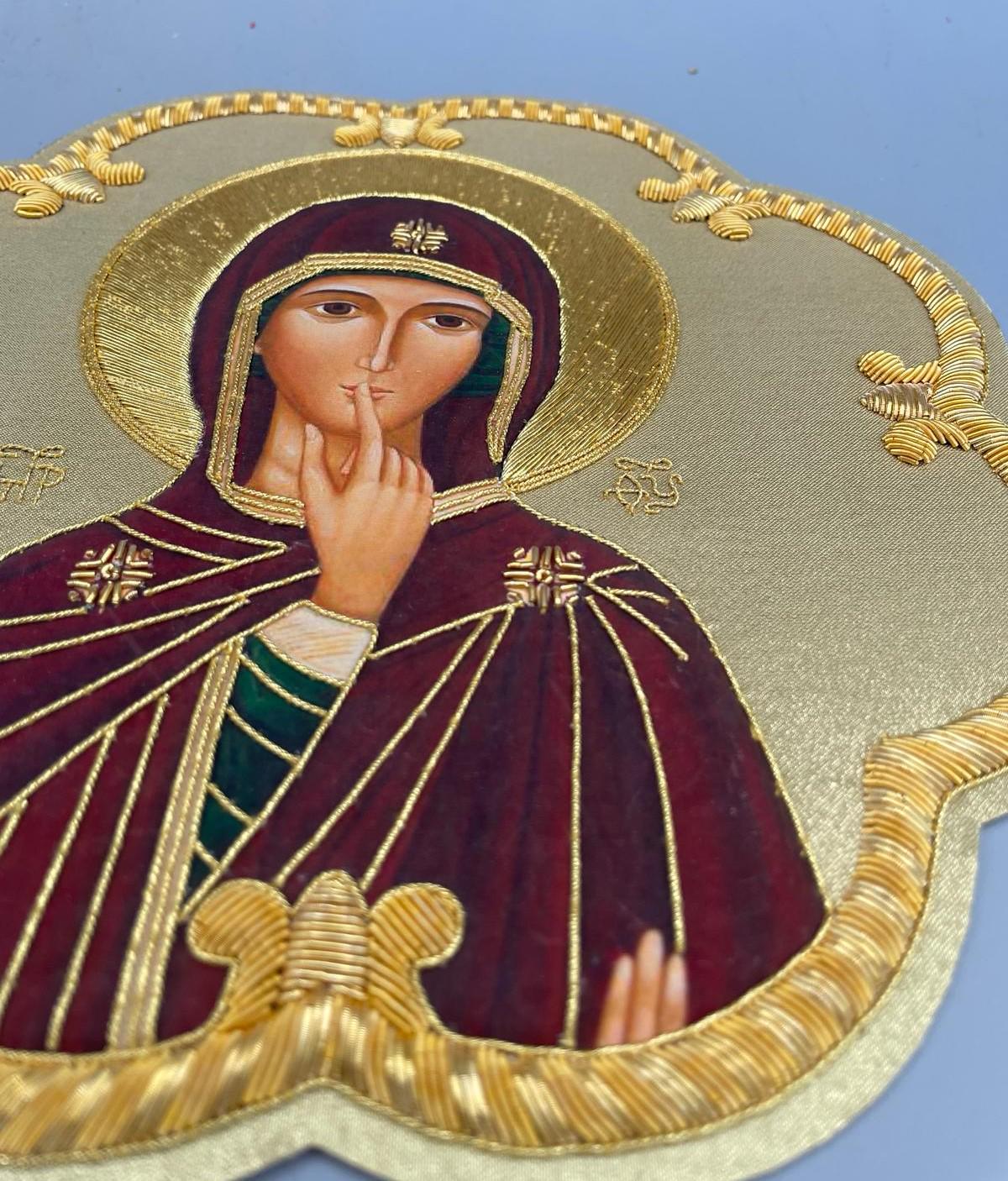 Icona Madonna del Silenzio ricamata a mano con filo oro – 22 x 22 cm
