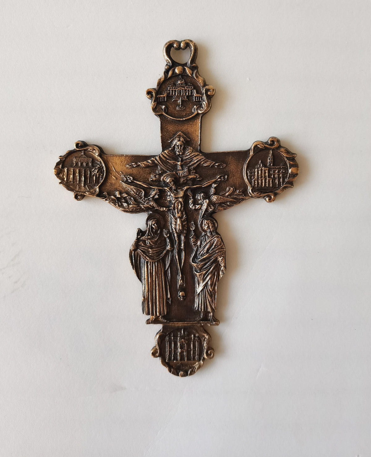 Crocifisso Jubileum Pacis con le quattro Basiliche di Roma – ottone dorato – 15 x 10 cm