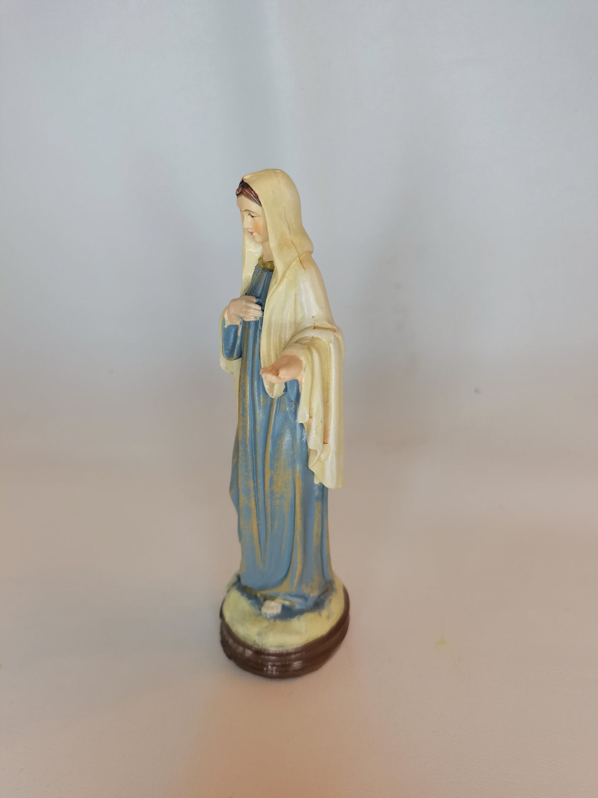 Statue de la Vierge de Medjugorje en résine peinte à la main – 15 cm