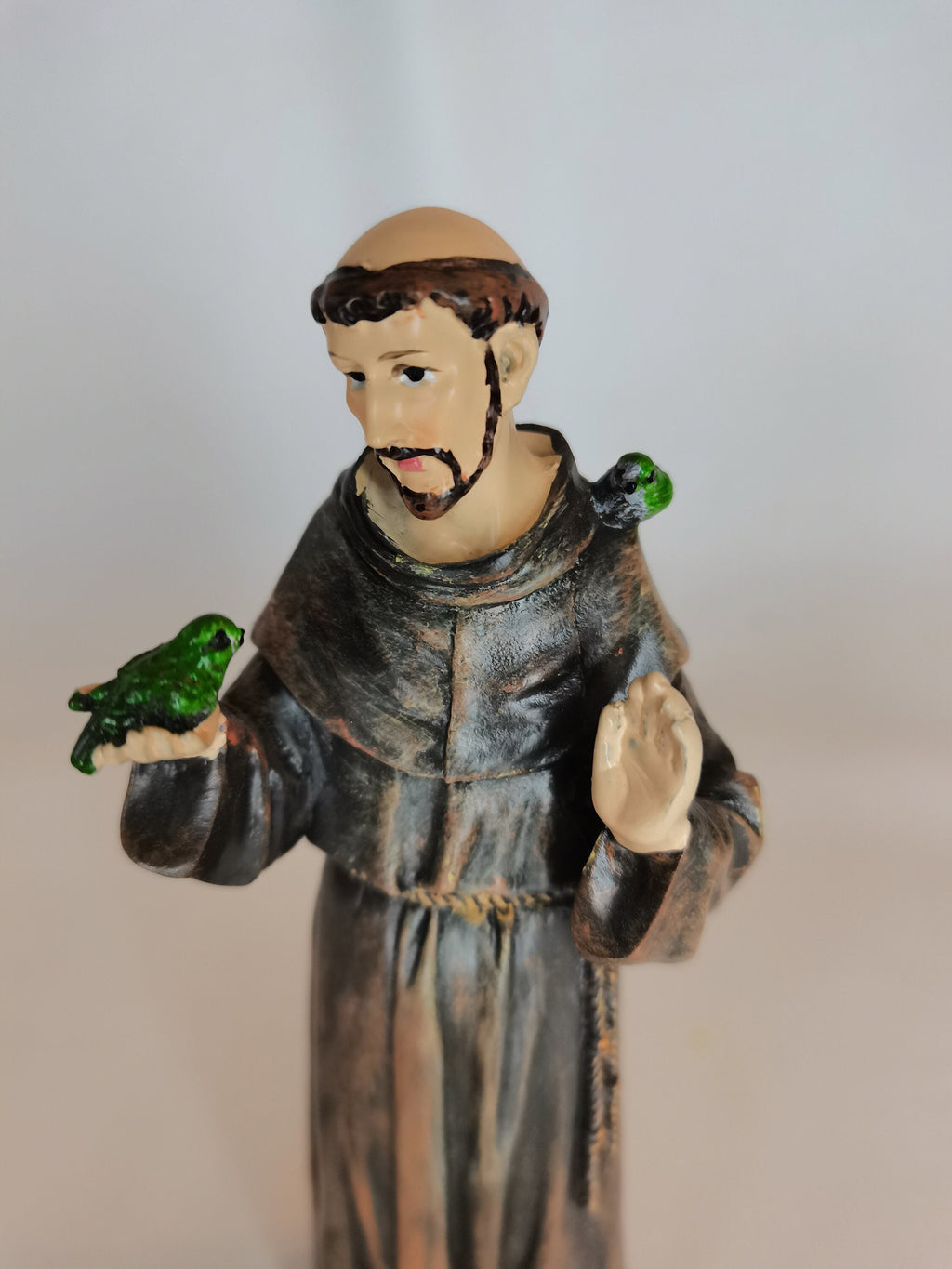 Statue des heiligen Franz von Assisi, der zu den Vögeln spricht, aus bemaltem Kunstharz